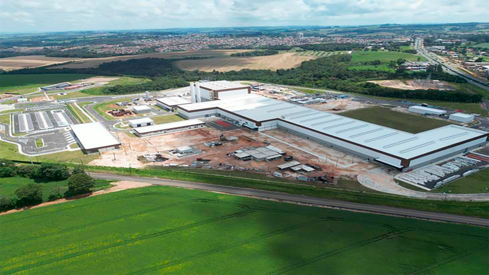 Ambev inaugura fábrica de vidros no Paraná com investimento de 1 bilhão de reais