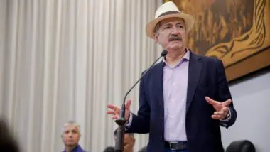 Pré-candidato a presidente Aldo Rebelo comenta fim da Magnitsky e viagem de jatinho com advogado do banco Master.