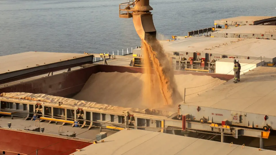 Embarque de soja em navio no Porto de Paranaguá (PR): exportações do agro brasileiro caminham para recorde em 2025