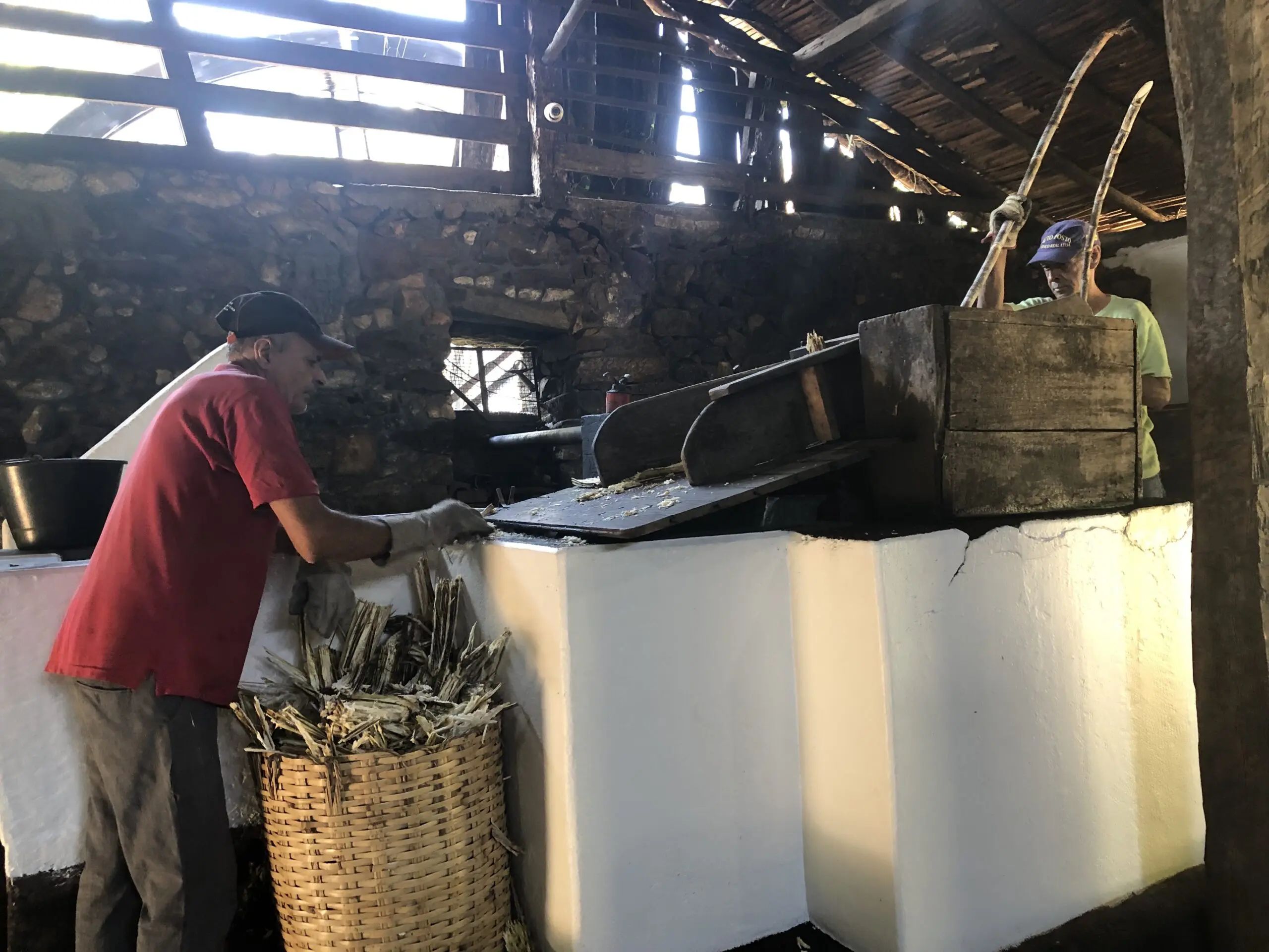 Entre o fogo do alambique e a memória de Tiradentes, a cachaça Século XVIII segue sendo destilada há mais de 250 anos, no engenho mais antigo do Brasil ainda em atividade.