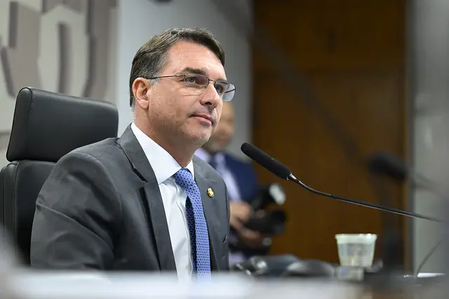 O nome de Flávio Bolsonaro enfrenta resistências no Centrão, que preferia Tarcísio como cabeça de chapa.
