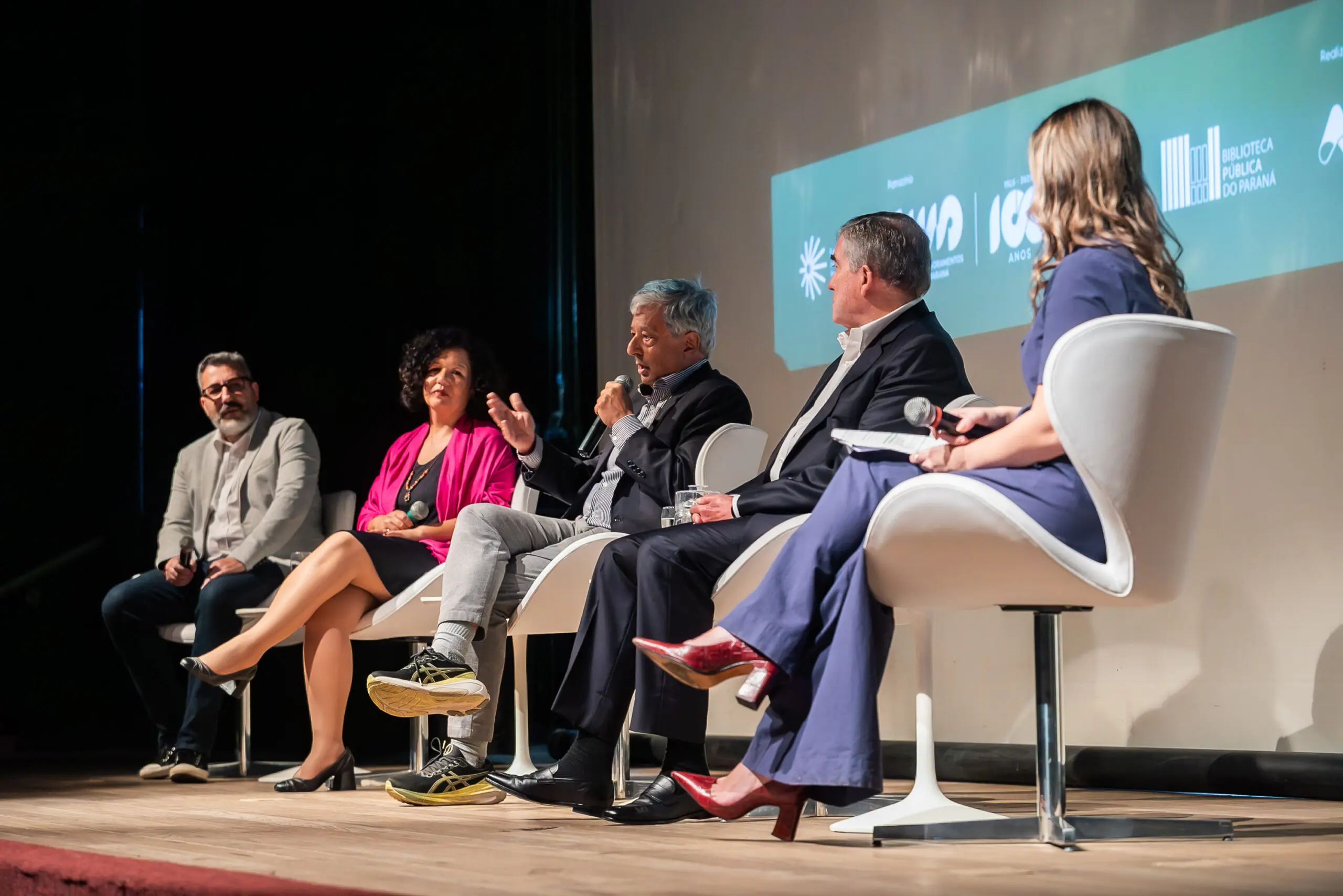 Para o Diretor de Jornalismo da Gazeta do Povo, Ewandro Schenkel (primeira à esquerda), a iniciativa representa um ato de doação da empresa à sociedade