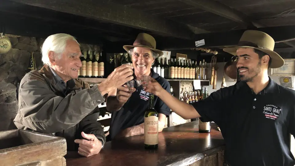Entre alambiques, receitas orais e silêncios bem guardados, a história chega hoje às mãos da nona geração, que segue transformando cana, tempo e memória em cachaça.