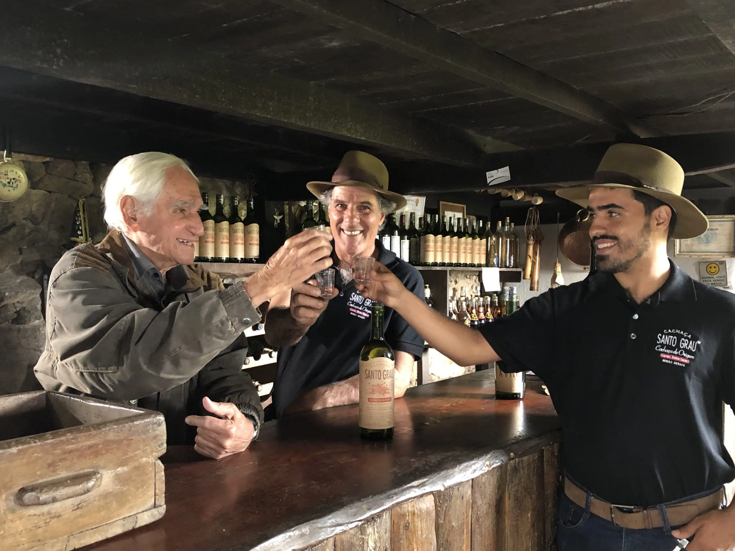 Entre alambiques, receitas orais e silêncios bem guardados, a história chega hoje às mãos da nona geração, que segue transformando cana, tempo e memória em cachaça.