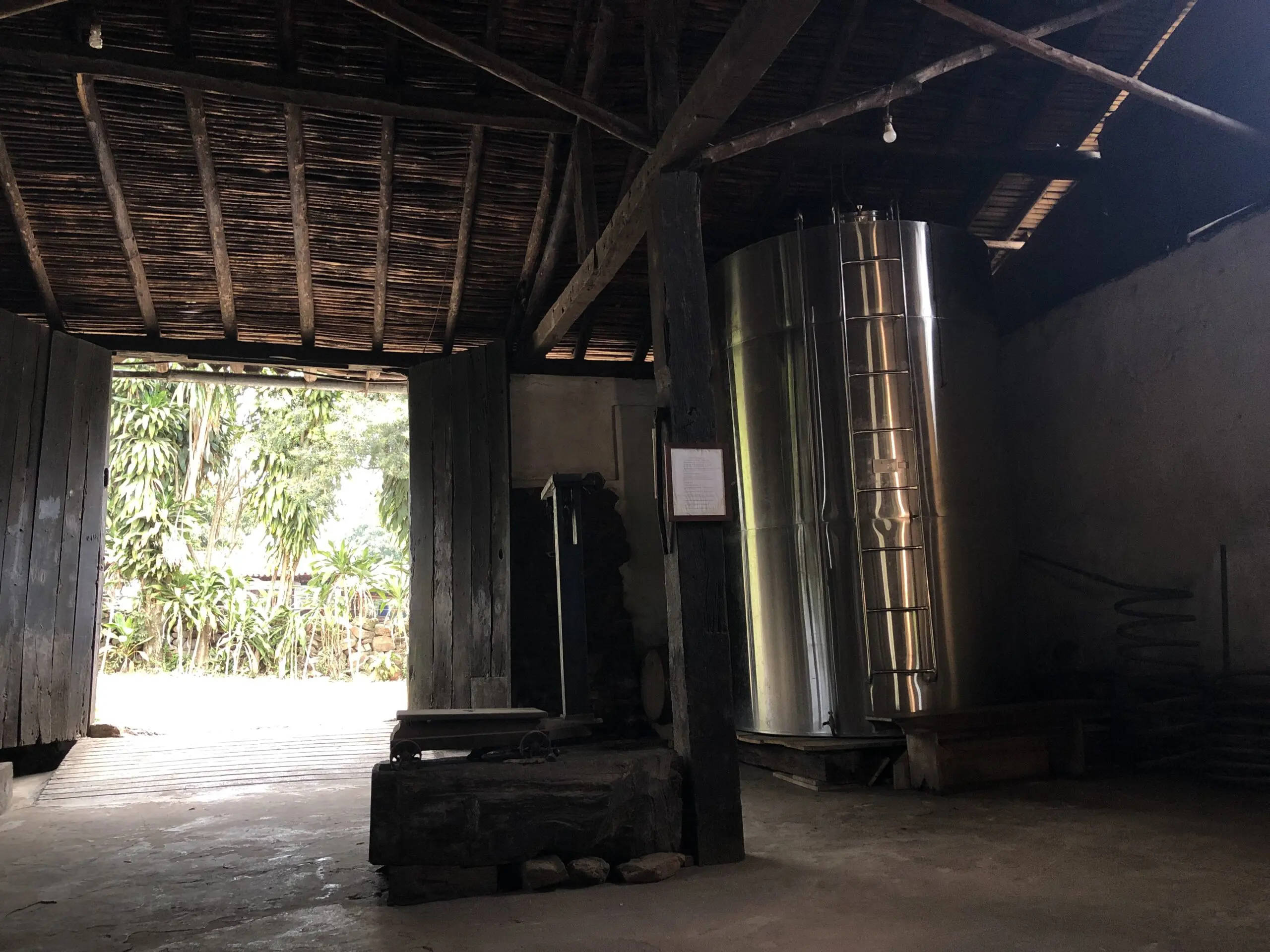 Da cana ao copo, o processo exige tempo e rigor: mais de uma tonelada de cana, fermentação natural, fogo direto no cobre e meses de espera até a cachaça ficar pronta.