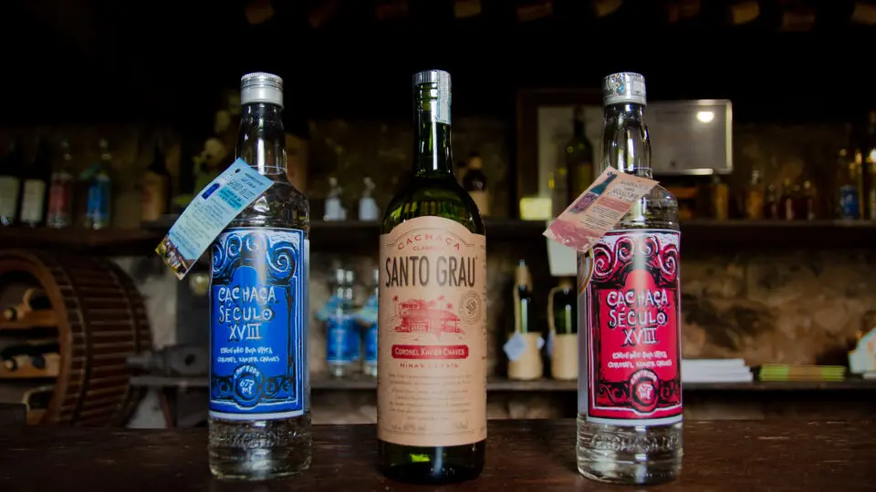 A cachaça Século XVIII não circula pelo mercado: só é vendida no próprio alambique e na pousada da família, onde nasceu e nunca deixou de ser produzida.