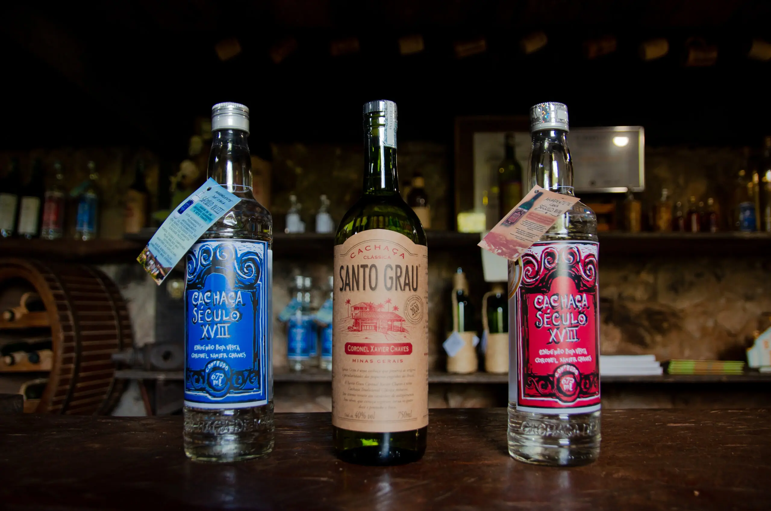 A cachaça Século XVIII não circula pelo mercado: só é vendida no próprio alambique e na pousada da família, onde nasceu e nunca deixou de ser produzida.