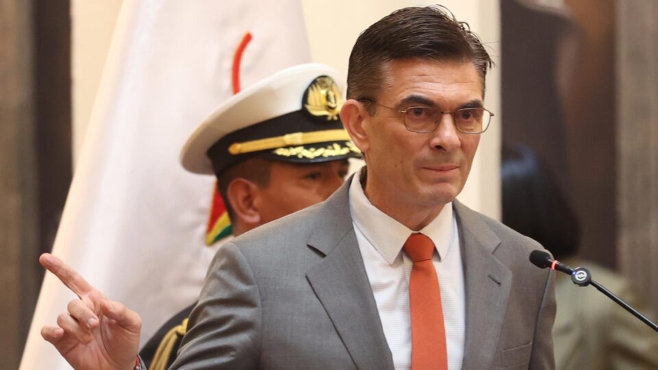 Paz declara emergência econômica na Bolívia e encerra subsídios a combustíveis após 21 anos