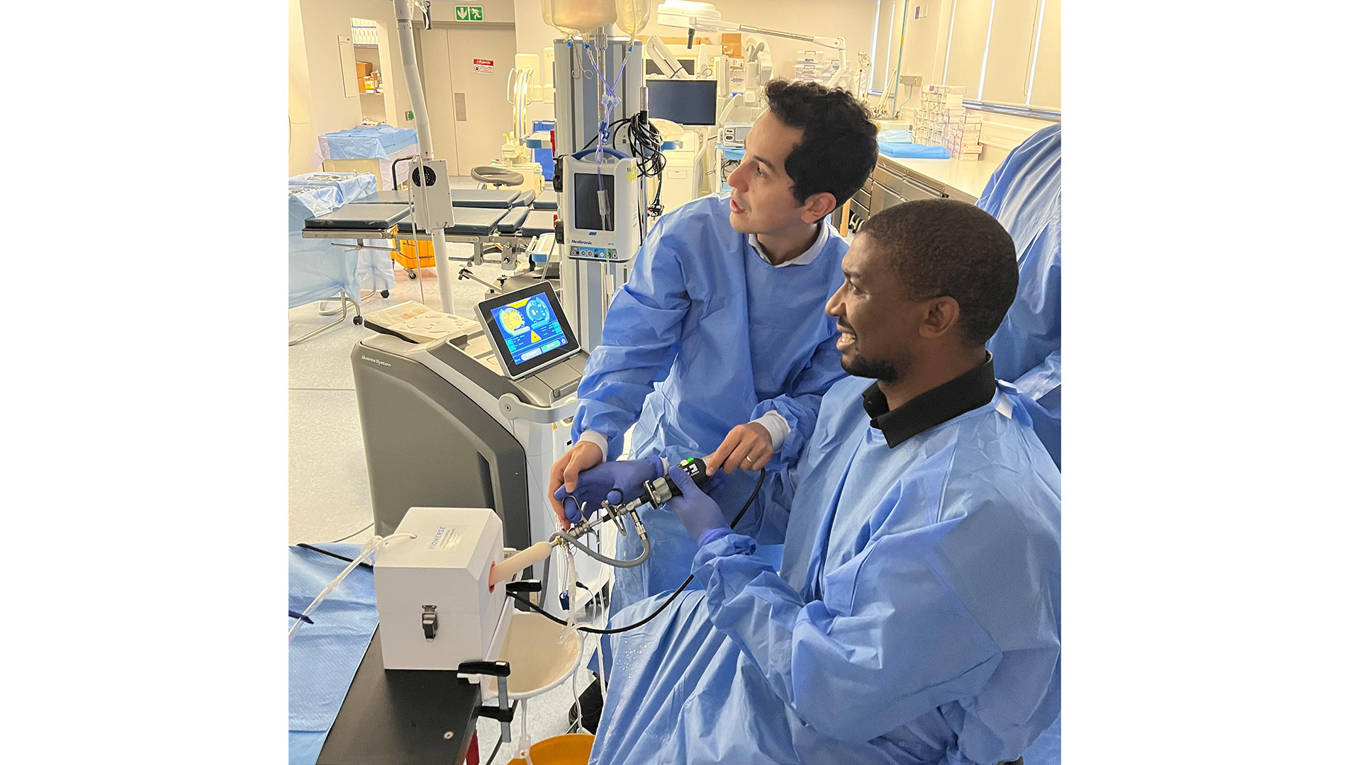 Dr. Thiago Hota, referência mundial em HoLEP, levando a cirurgia de próstata a laser a centros de excelência na África do Sul.