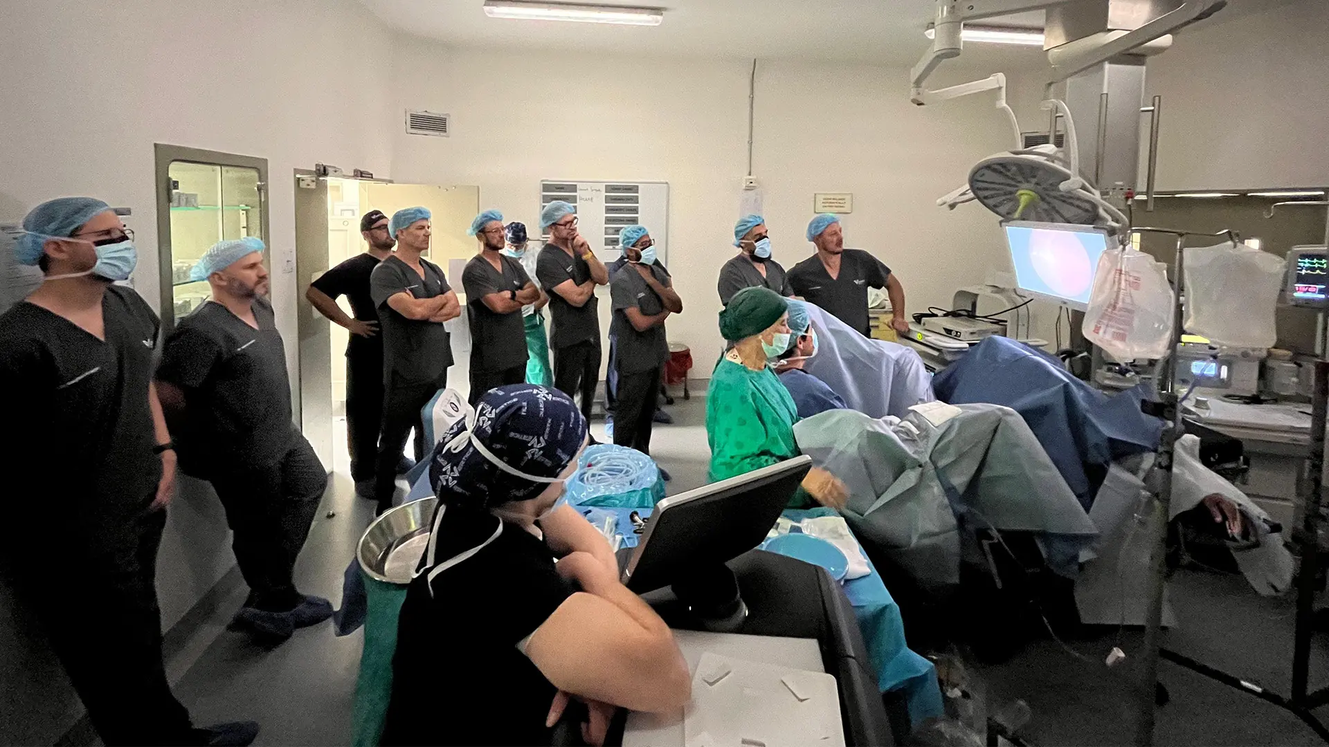 O reconhecimento internacional da técnica HOLEP reforça a importância de tratamentos cada vez menos invasivos e mais eficazes para doenças da próstata. A atuação do urologista Thiago Hota destaca o papel da inovação na urologia moderna