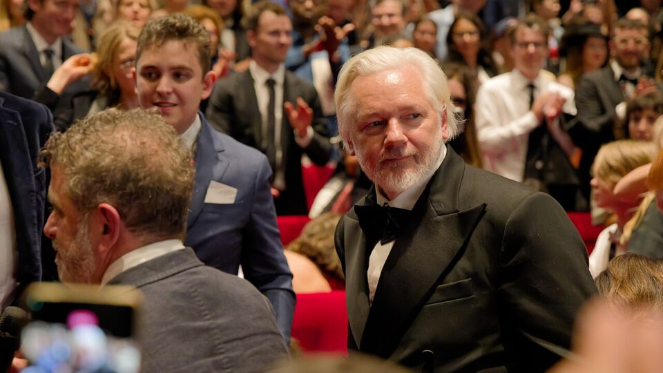 Assange apresenta queixa criminal contra Fundação Nobel por premiar María Corina: “Incita escalada militar”