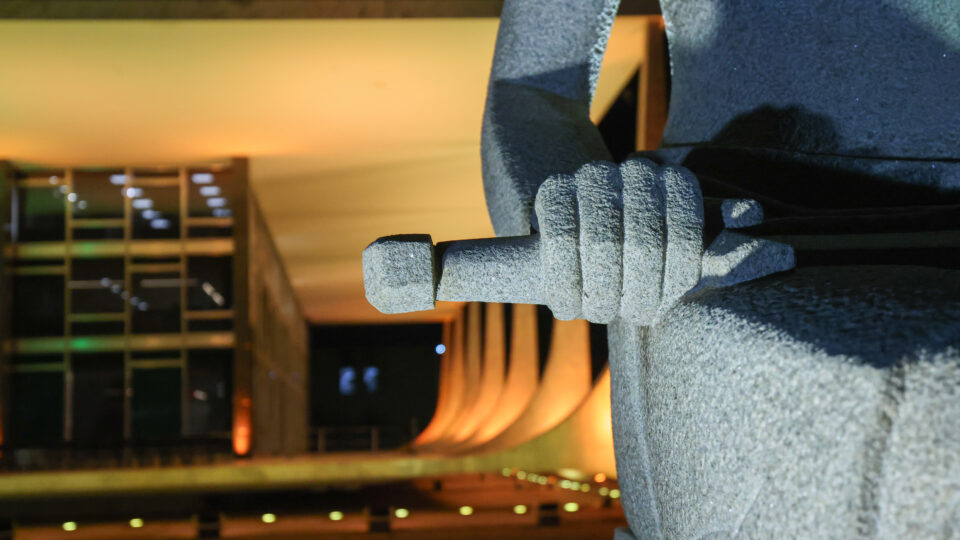 Justiça sem venda, espada afiada: o risco de um poder sem limites