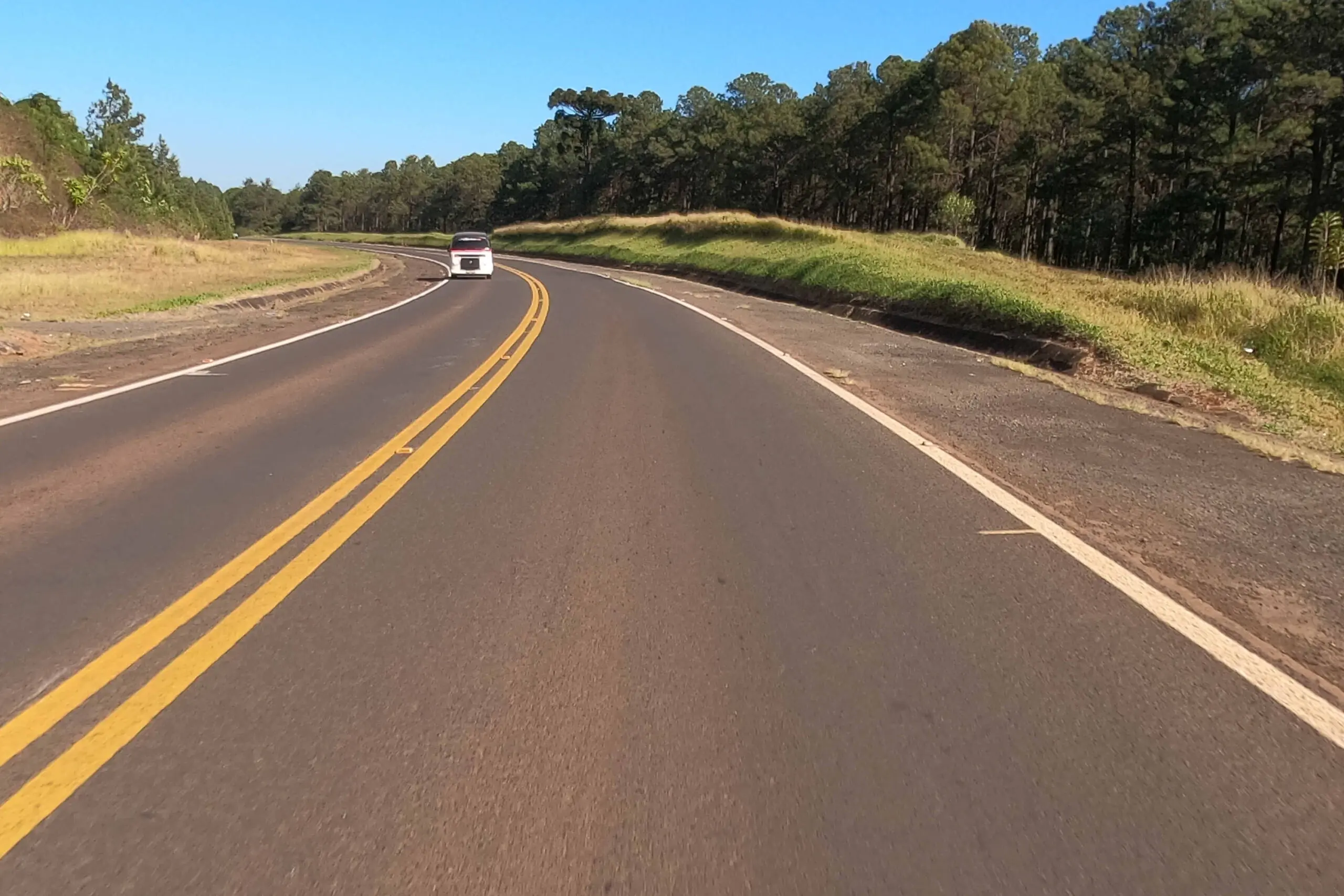 Curvas e segmentos de subida da PRC-272 estão no centro do projeto, que prevê faixas adicionais para reduzir riscos e melhorar a fluidez do tráfego.