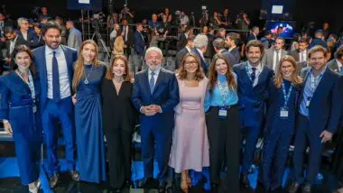 Tensão: Lula, Janja e filhas de Silvio Santos, no lançamento do SBT News. A participação de Lula no lançamento da emissora gerou críticas de setores da direita.
