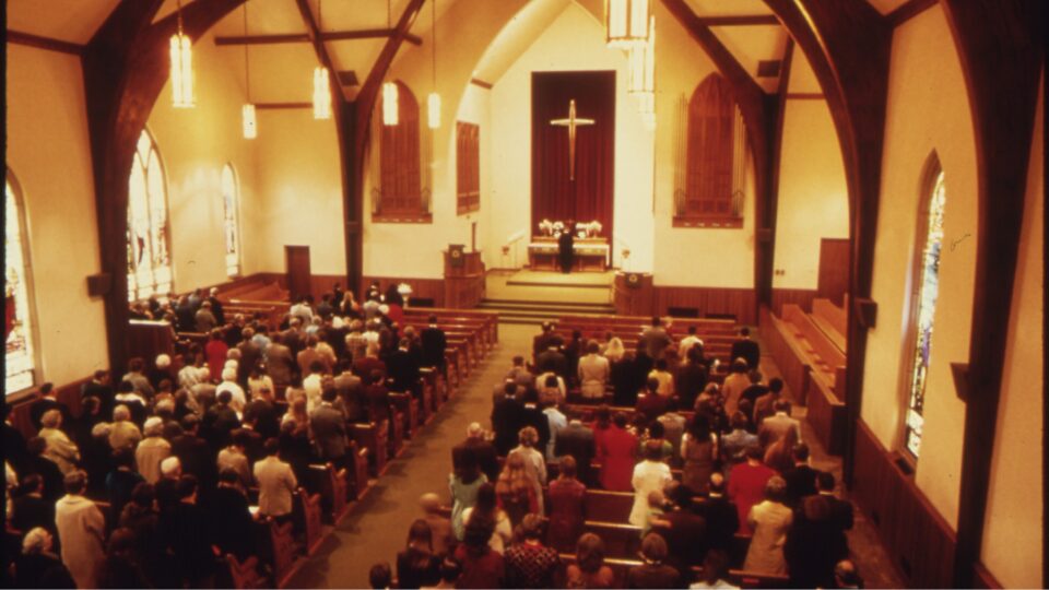 Mais britânicos vão à igreja neste Natal, e são os jovens que lideram a retomada