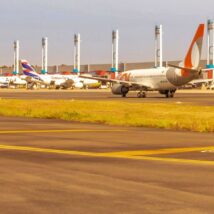 Movimentação no Aeroporto Internacional Afonso Pena, na Grande Curitiba: mesmo com pátios lotados e recorde de ocupação, as companhias aéreas acumulam prejuízos devido aos custos estruturais.