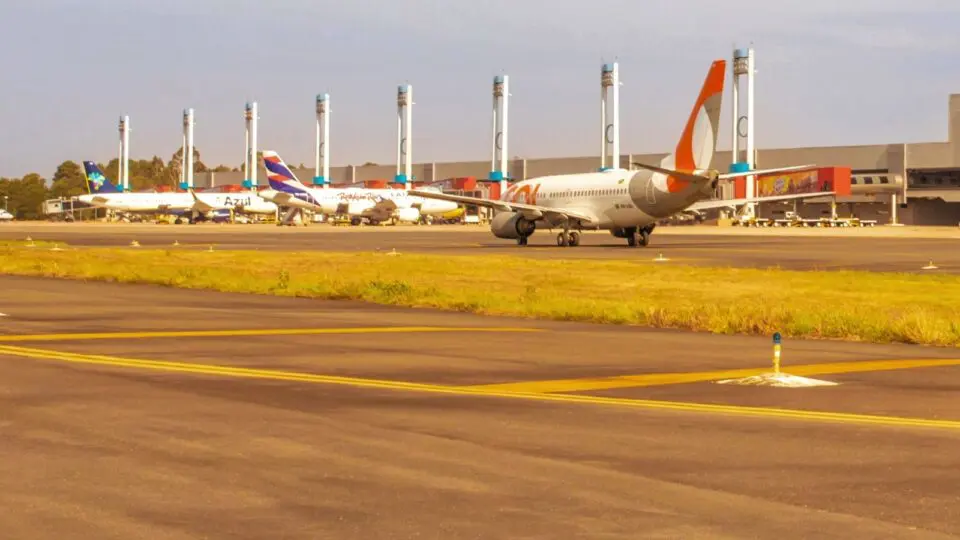 Movimentação no Aeroporto Internacional Afonso Pena, na Grande Curitiba: mesmo com pátios lotados e recorde de ocupação, as companhias aéreas acumulam prejuízos devido aos custos estruturais.