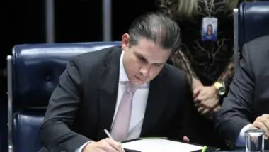 Motta fala em acordo entre líderes para que cassação de Eduardo e Ramagem ocorresse via mesa diretora, sem deliberação do plenário.