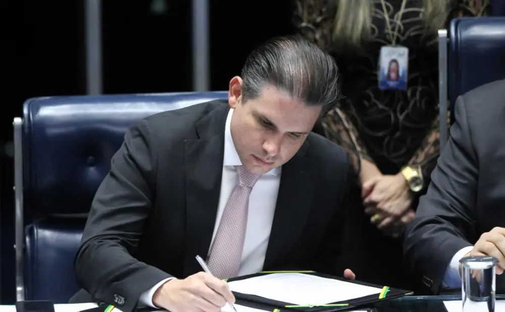 Motta fala em acordo entre líderes para que cassação de Eduardo e Ramagem ocorresse via mesa diretora, sem deliberação do plenário.