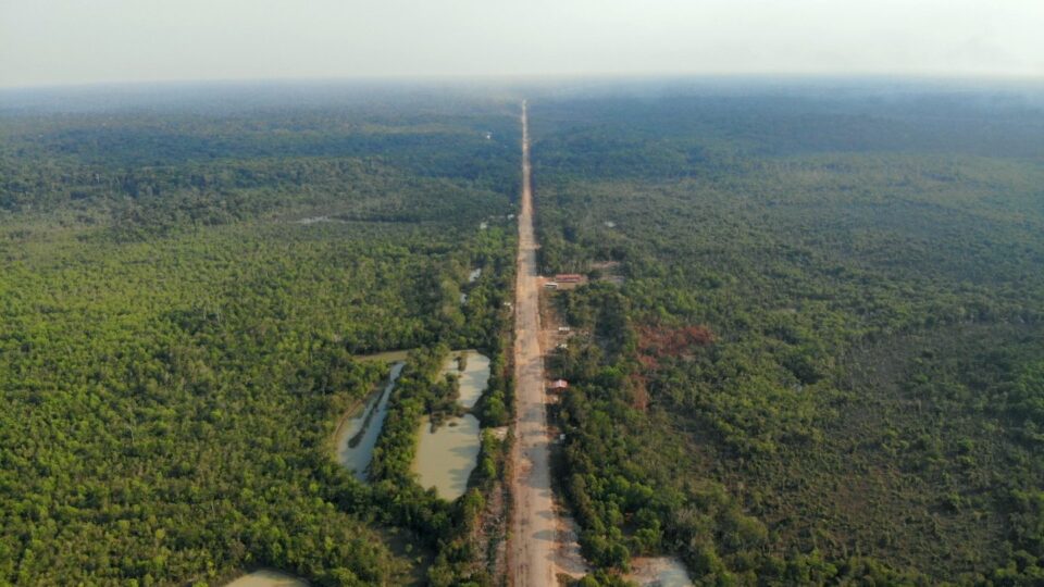 Governo Lula aproveita flexibilização ambiental para asfaltar rodovia na Amazônia