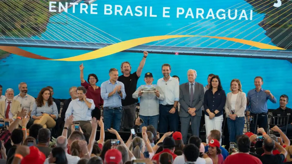 Lula inaugura segunda ponte com Paraguai em Foz do Iguaçu, critica adversários e deixa evento após falhas técnicas.