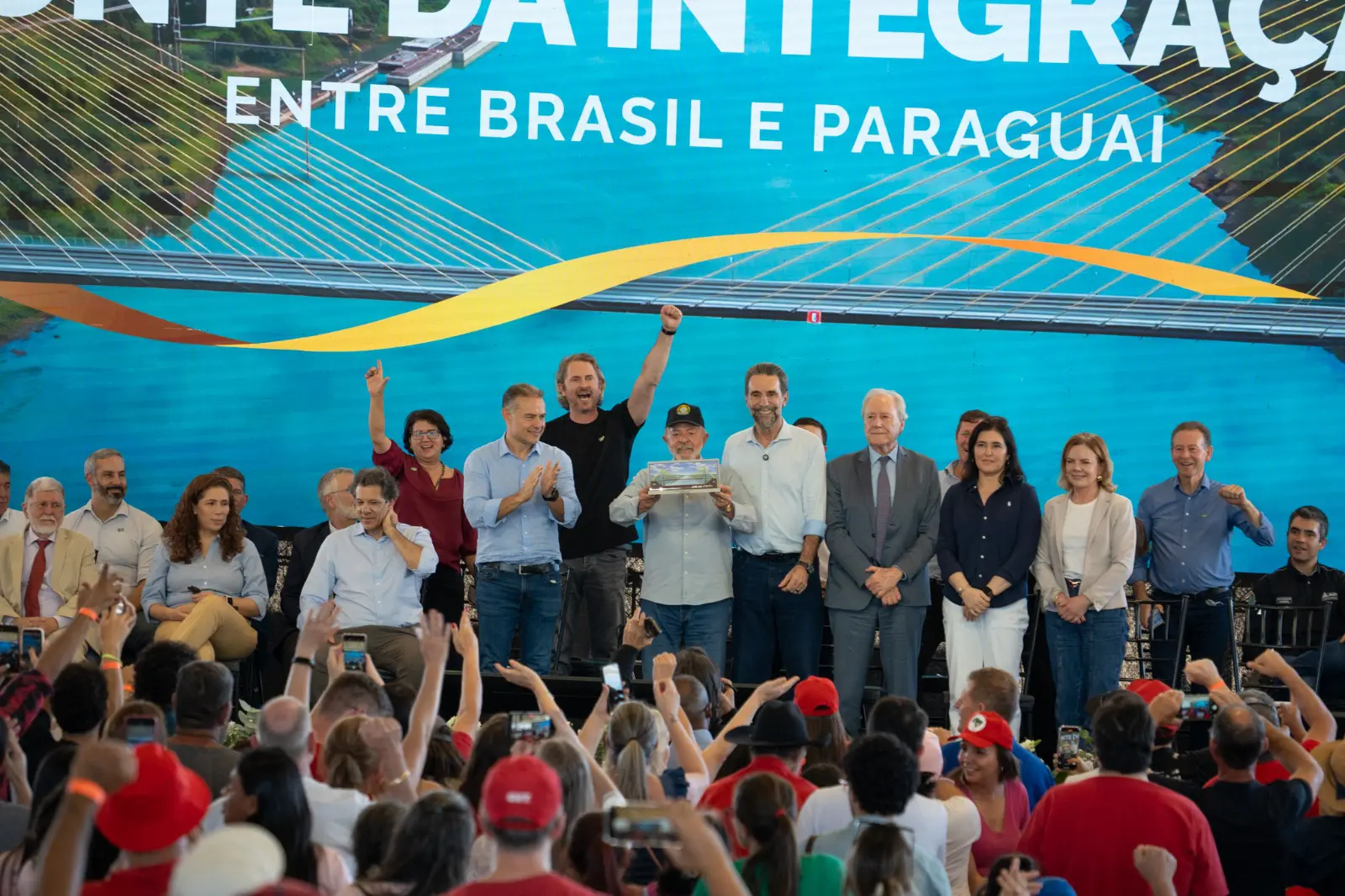 Lula inaugura segunda ponte com Paraguai em Foz do Iguaçu, critica adversários e deixa evento após falhas técnicas.