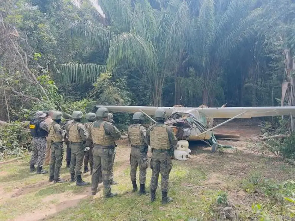 Avião venezuelano invade o espaço aéreo brasileiro, é interceptado pela FAB sobre a Terra Yanomami e tem o piloto em fuga após pouso forçado em Roraima.