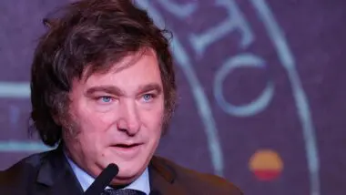 Milei e Lula evidenciam o racha no Mercosul: apoio à pressão dos EUA contra a Venezuela de um lado, alerta para risco humanitário e aposta na diplomacia do outro.