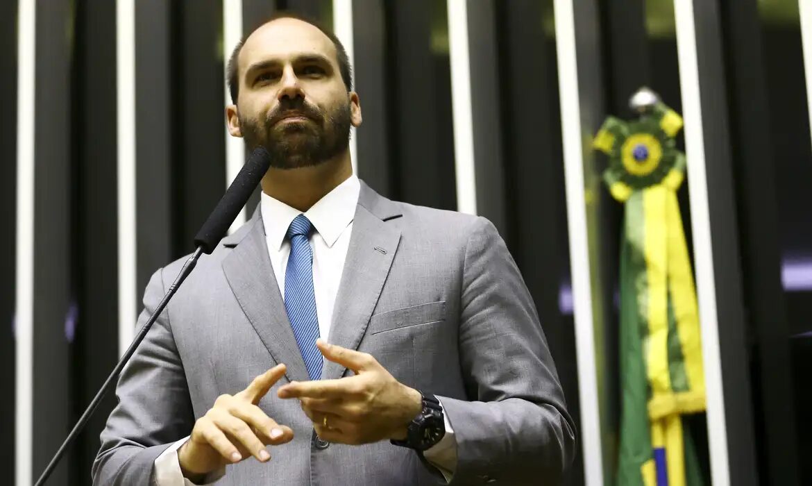 Eduardo Bolsonaro diz que continuará sua atuação internacional apesar da perda do mandato.