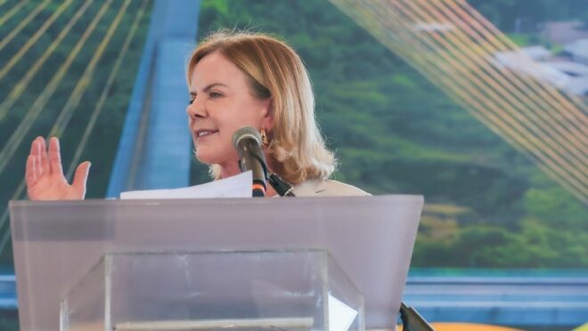 Sem citar Galípolo, Gleisi culpa taxa de juros por aumento da dívida pública