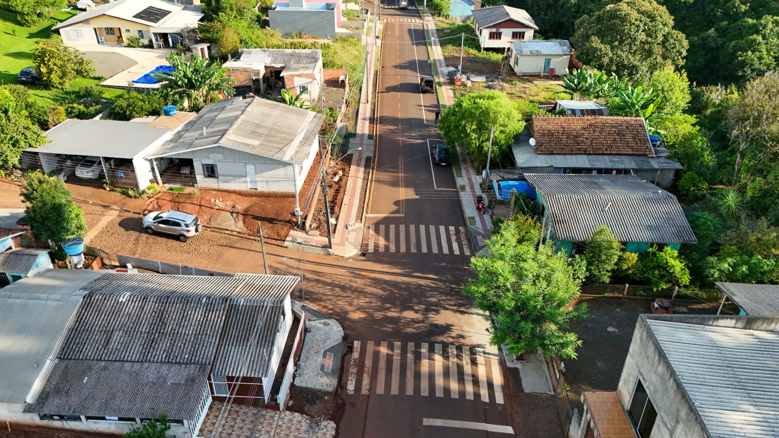 Ruas do município de Vitorino recebem pavimentação pelo programa Asfalto Novo, Vida Nova, viabilizado com recursos economizados e devolvidos pela Assembleia Legislativa do Paraná.