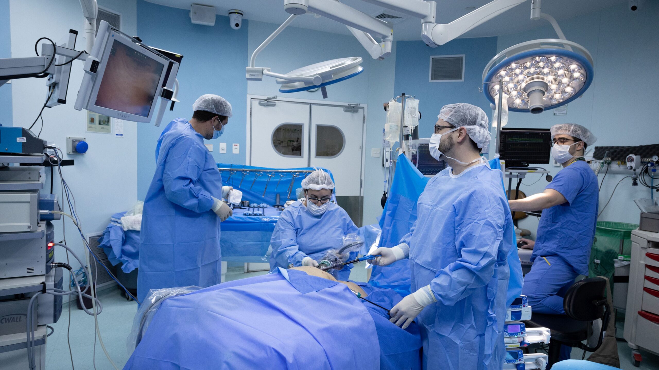 Profissionais de saúde realizam procedimento cirúrgico: Tabela SUS Paulista, programa do Governo de São Paulo que amplia recursos, fortalece hospitais, reduz filas e melhora o atendimento pelo SUS em todo o Estado.