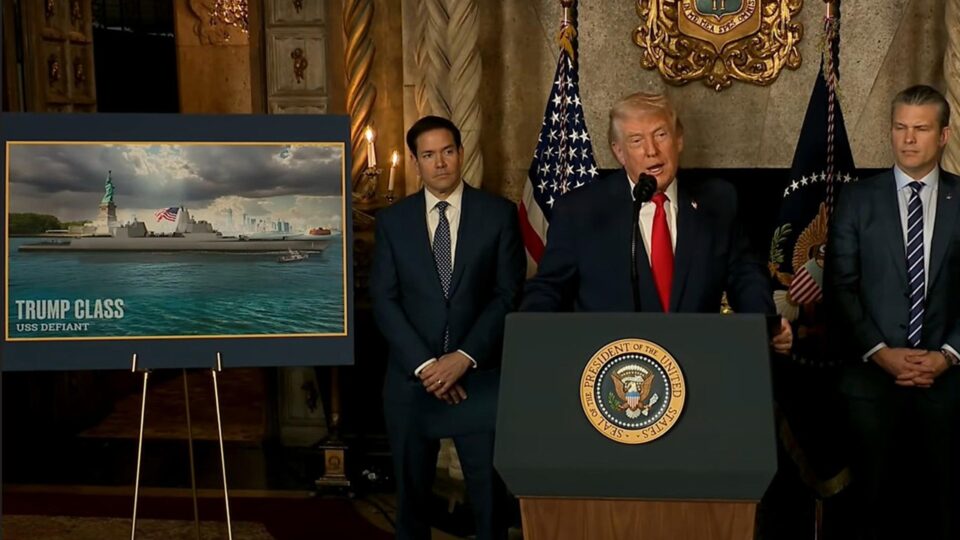 Trump anuncia navios de guerra com seu nome e avisa Maduro: “Se quiser jogar duro, será a última vez”
