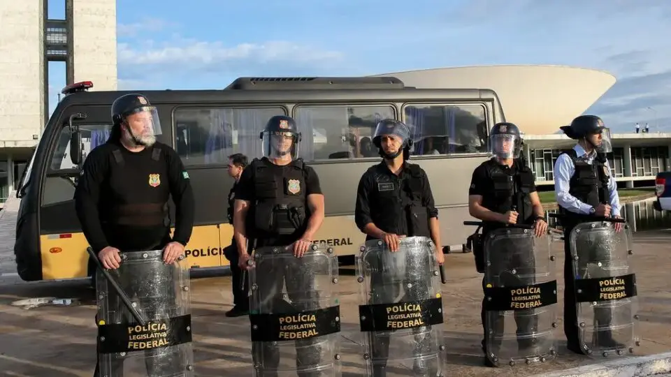 Lei sancionada por Lula estende porte de armas já permitido a policiais da Câmara e do Senado.