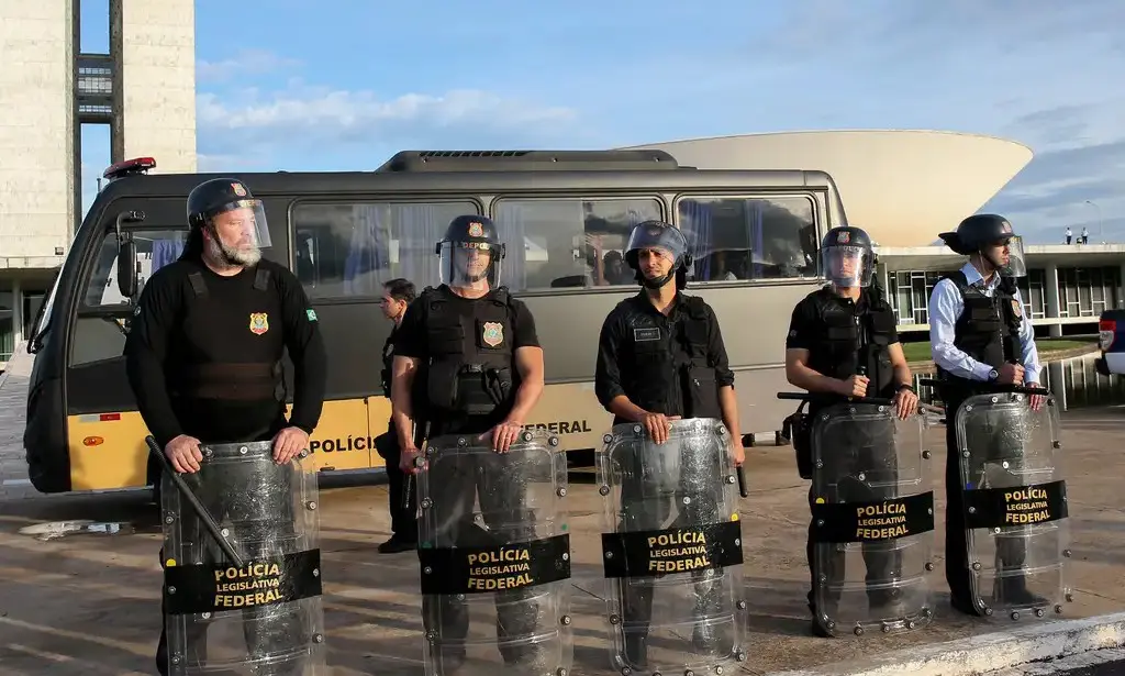 Lei sancionada por Lula estende porte de armas já permitido a policiais da Câmara e do Senado.