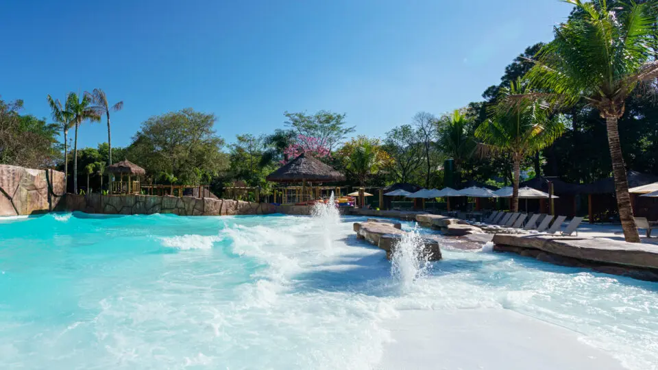 Férias de verão que se transformam em memórias inesquecíveis, com conforto, lazer e experiências únicas nos destinos mais desejados do Brasil.