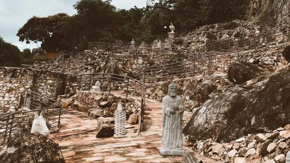 As esculturas do Presépio Mãos de Deus foram criadas pelos artistas Antônio da Silva Reis e Edson Novais, que transformaram pedra-sabão e cimento em imagens de força, silêncio e devoção.