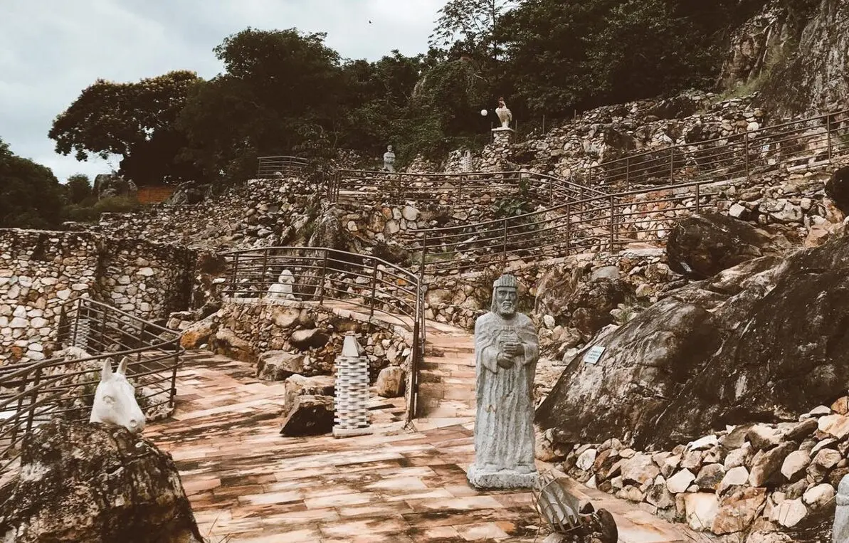 As esculturas do Presépio Mãos de Deus foram criadas pelos artistas Antônio da Silva Reis e Edson Novais, que transformaram pedra-sabão e cimento em imagens de força, silêncio e devoção.