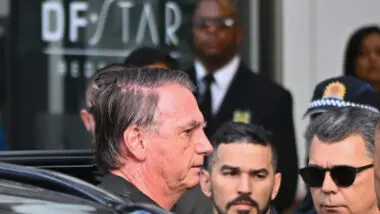 Urgência: Bolsonaro, na entrada do DF Star durante internação de emergência. Defesa do ex-presidente quer internação na véspera e cirurgia no dia de natal.