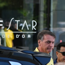 Rumo à autorização: Bolsonaro, na portaria do hospital DF Star. Moraes mandou a defesa do ex-presidente informar nome e cargo do responsável pelo hospital.