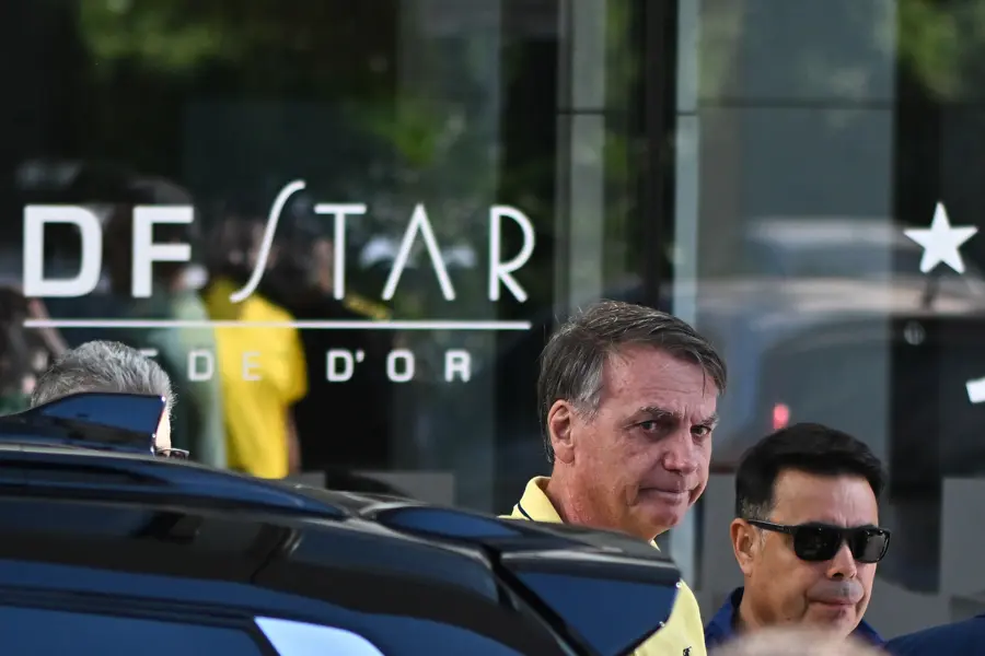 Rumo à autorização: Bolsonaro, na portaria do hospital DF Star. Moraes mandou a defesa do ex-presidente informar nome e cargo do responsável pelo hospital.