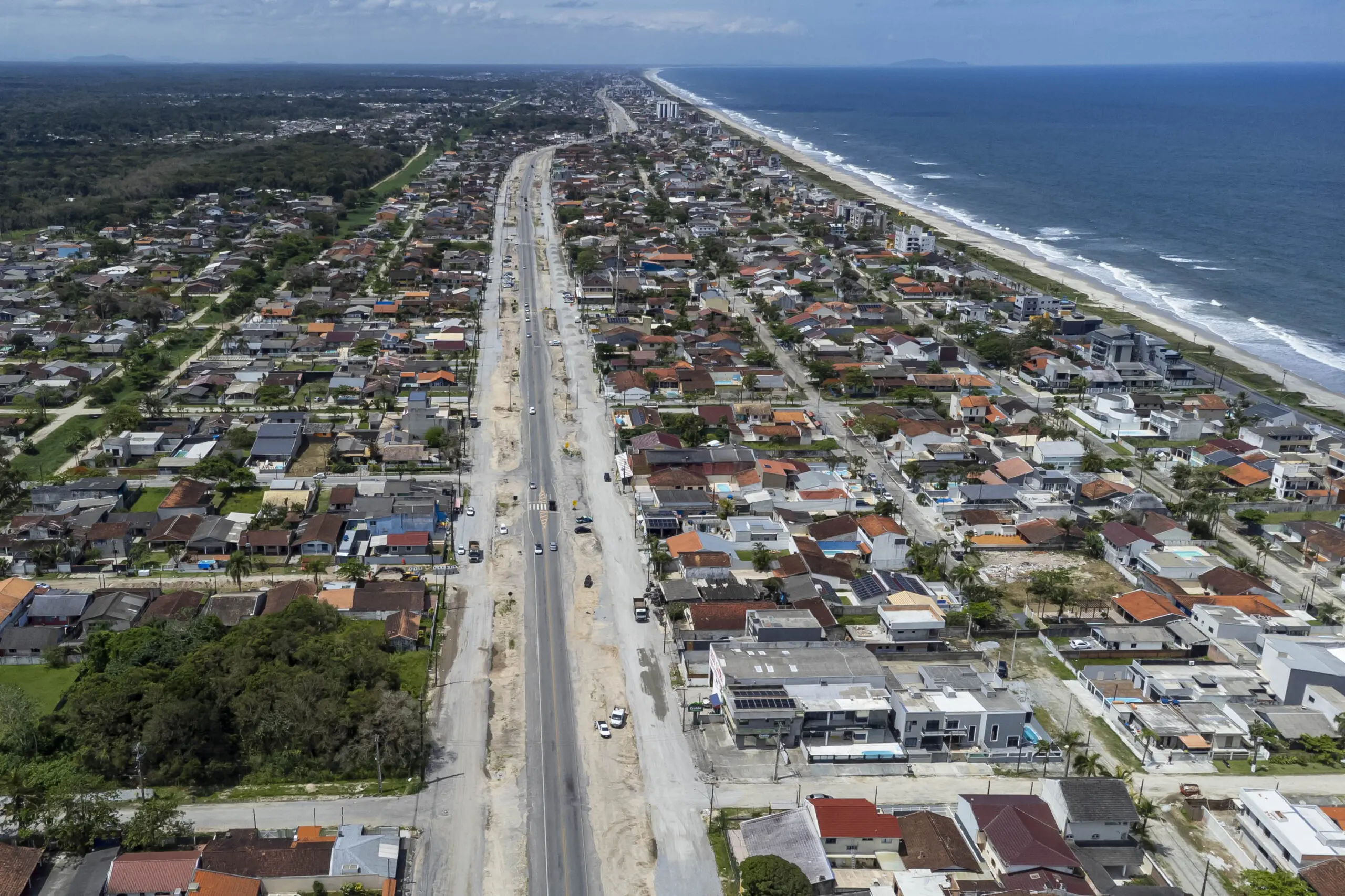 Obras de duplicação da PR-412 entre Matinhos e Pontal do Paraná avançam no litoral, ampliando a capacidade viária e melhorando a mobilidade entre cidades costeiras.
