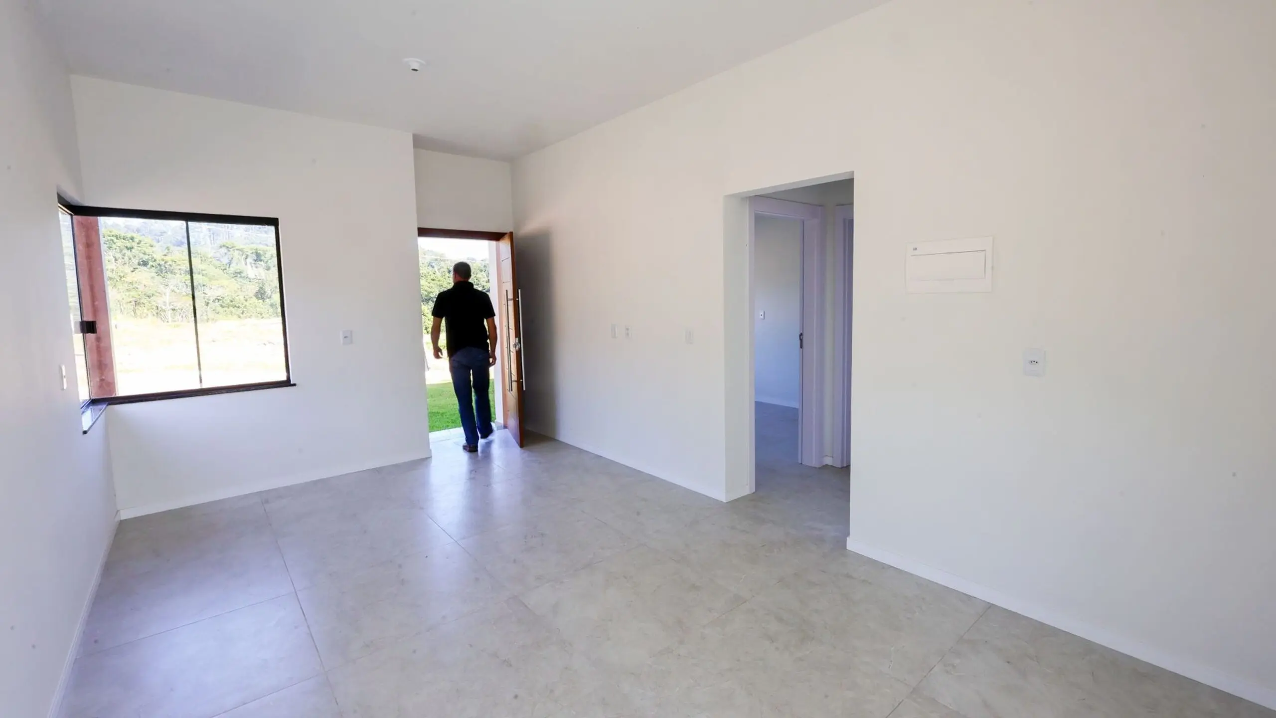 Interior de imóvel recém-construído em Santa Catarina, reflexo do aquecimento do mercado imobiliário e da expansão das empresas da construção civil no Estado.