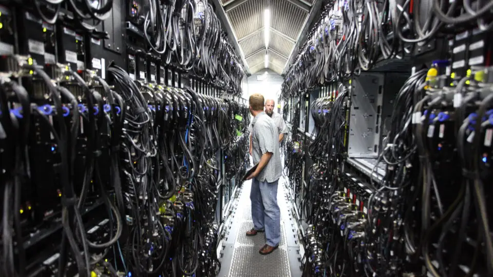 Centros de dados estão no centro da corrida global pela inteligência artificial geral, que levanta alertas sobre controle e segurança