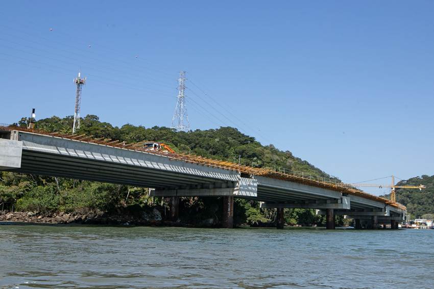 Obras da Ponte de Guaratuba avançam como parte de um conjunto de projetos estruturantes que ampliam a mobilidade, fortalecem o turismo e integram o desenvolvimento sustentável do litoral do Paraná.