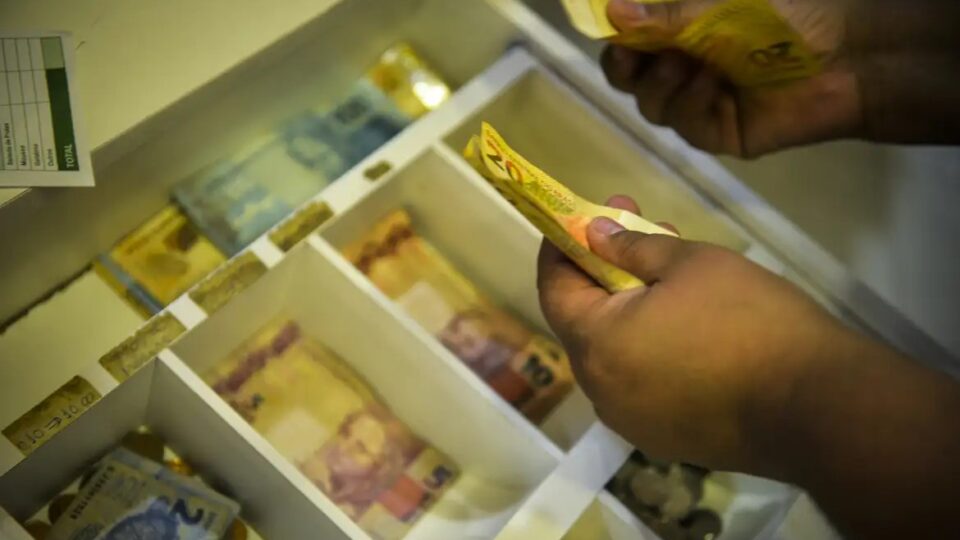 Famílias contraem mais crédito e endividamento sobe, aponta BC