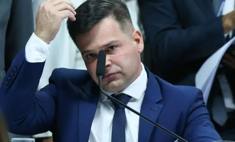 Silvinei Vasques teria confessado a utilização de documentos falsos em tentativa de embarcar para El Salvador.