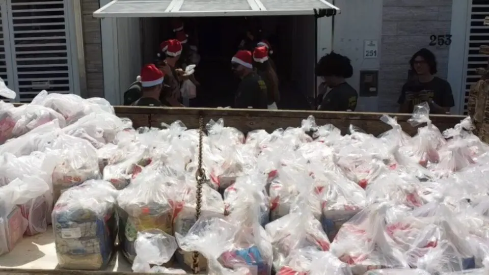 Voluntários da Força do Ouro participaram da ação social de Natal da Golden Brasil em Camboriú, que distribuiu cestas básicas, alimentos e kits de brinquedos a famílias da comunidade, reforçando o compromisso da empresa com a responsabilidade social.