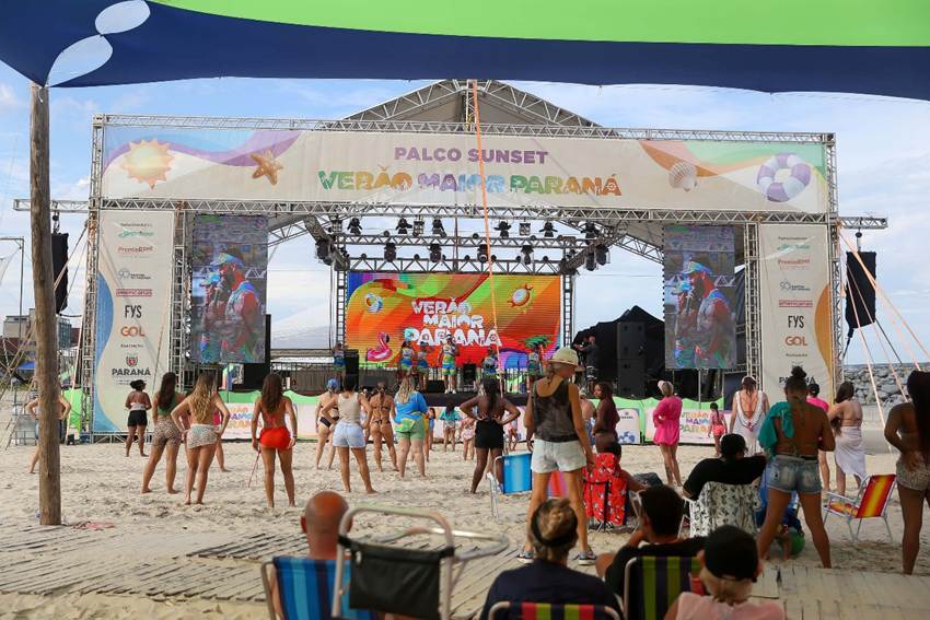 Diversão, segurança e convivência caminham juntas no Verão Maior Paraná, com ações das forças de segurança que aproximam policiais das crianças e transformam as praias em espaços de lazer, cuidado e experiências positivas para toda a família.