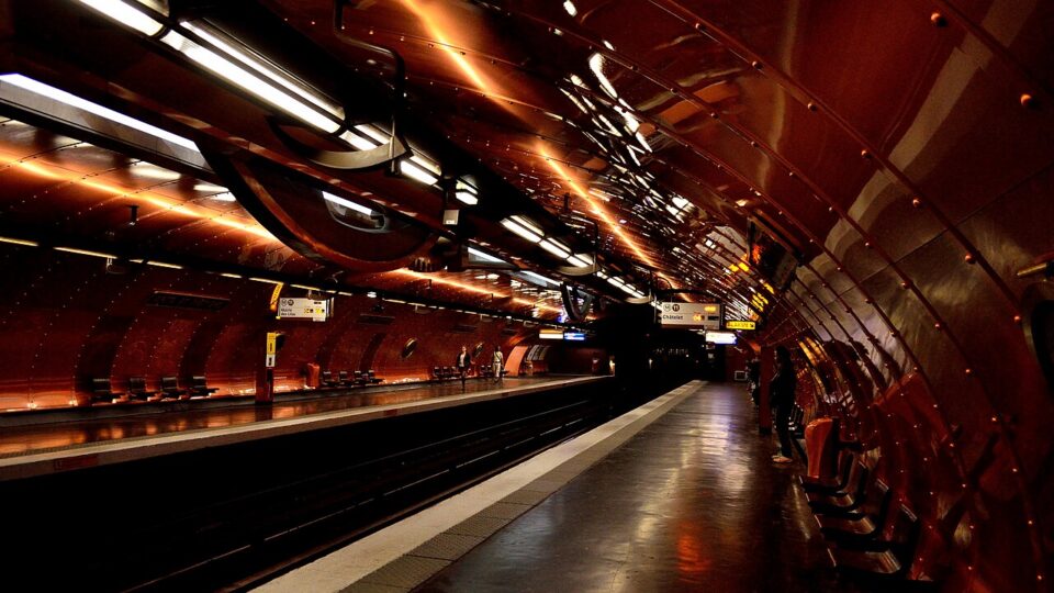 Polícia detém suspeito de esfaquear três mulheres no metrô de Paris